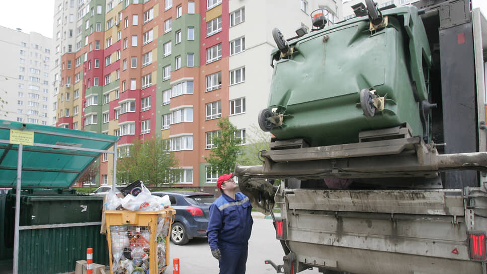 Регоператоры считают, что за ситуацию вокруг контейнерных площадок должен отвечать муниципалитет, а в мэрии заявляют, что за все отвечает регоператор.📷Фото: Роман Яровицын / Коммерсантъ