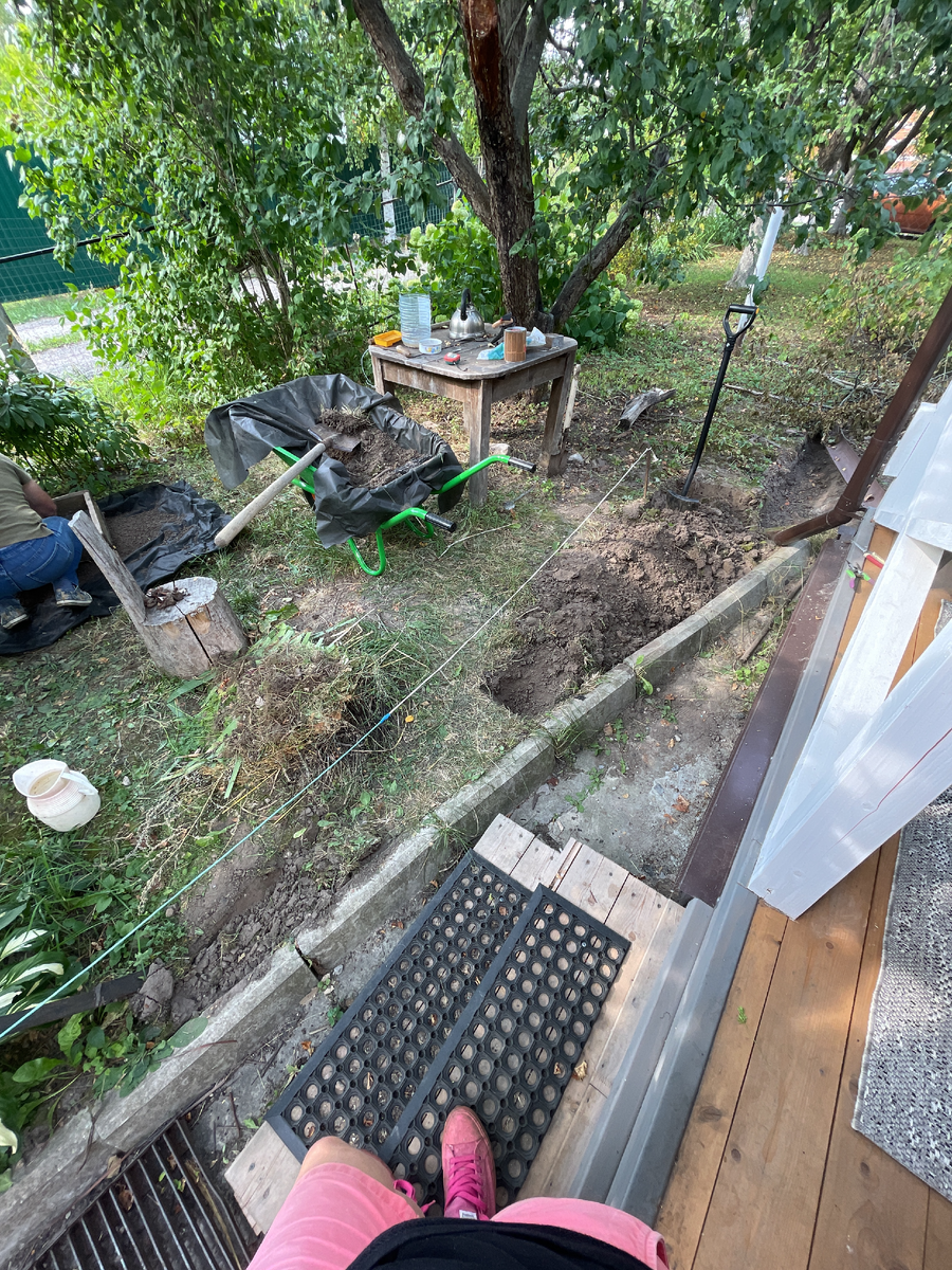 Глаз перфекциониста каждый раз дергался при одном взгляде на это. Тут мы уже натянули веревку и начали убирать лишний грунт. Грунт просеивали и рассыпали по участку во впадины и ложбины между бывшими грядками