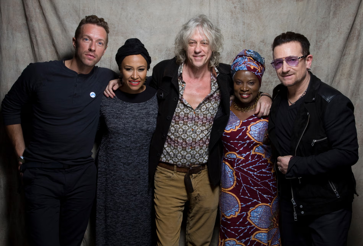 Запись проекта Band Aid 30 в 2014 году с Крисом Мартином, Эмели Санде, Бобом Гелдофом, Анжеликой Киджо и Боно. Фотография: Брайан Арис/Банд Эйд
