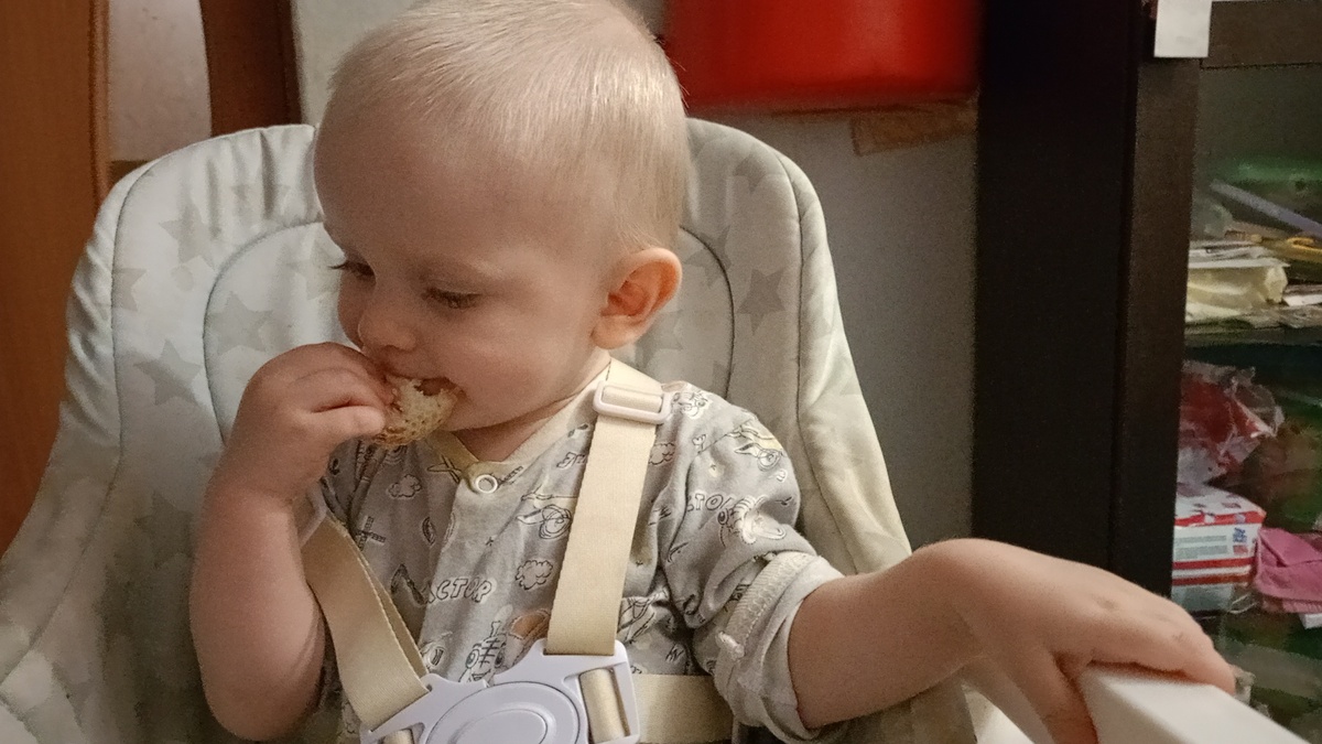 На фото Марк кушает хлеб🍞. 