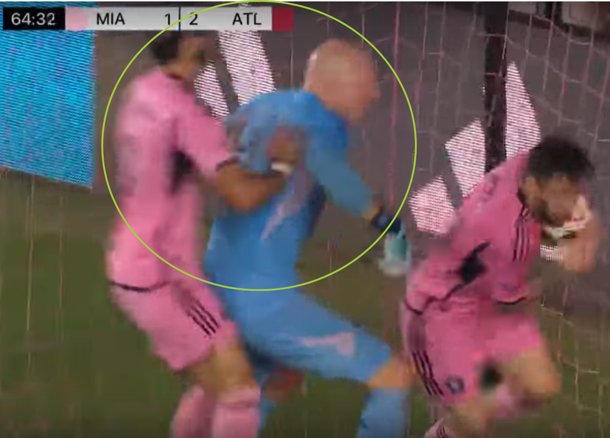 Кампана толкает кипера в сетку