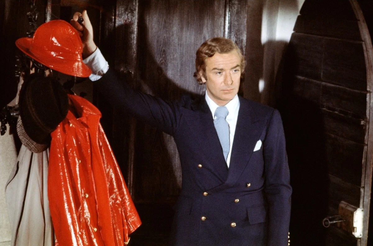 Майкл Кейн на съёмках фильма