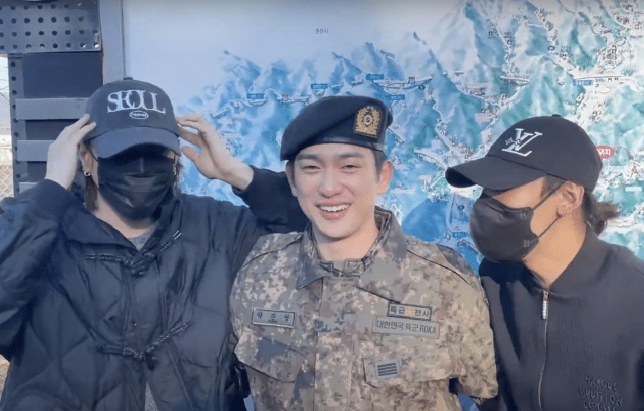 Участники GOT7 встречают Джинёна