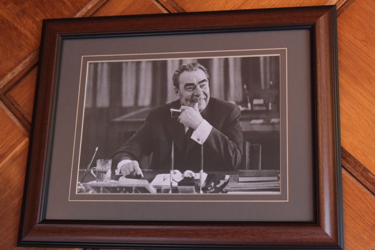 На винодельне «Мысхако» висит портрет советского генсека Леонида «дорогого Ильича» Брежнева… Не все знают, что этот завод не прекращал свою деятельность даже в годы Великой Отечественной войны, когда на Малой земле шли ожесточенные бои. 
Фото: Михаил Ступин