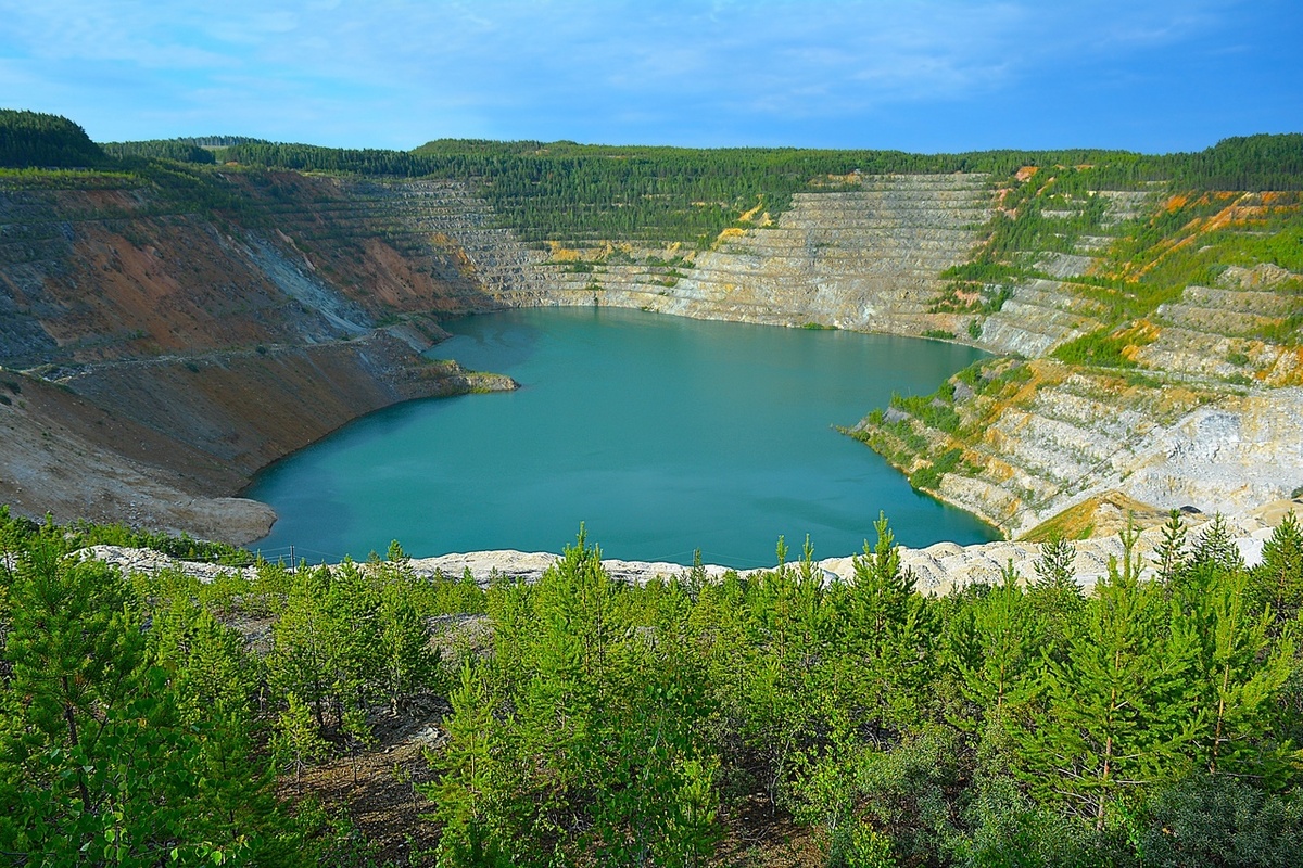 Ново-Черемшанский карьер. Вода в озере образует букву «Н», так что легко запомнить название.