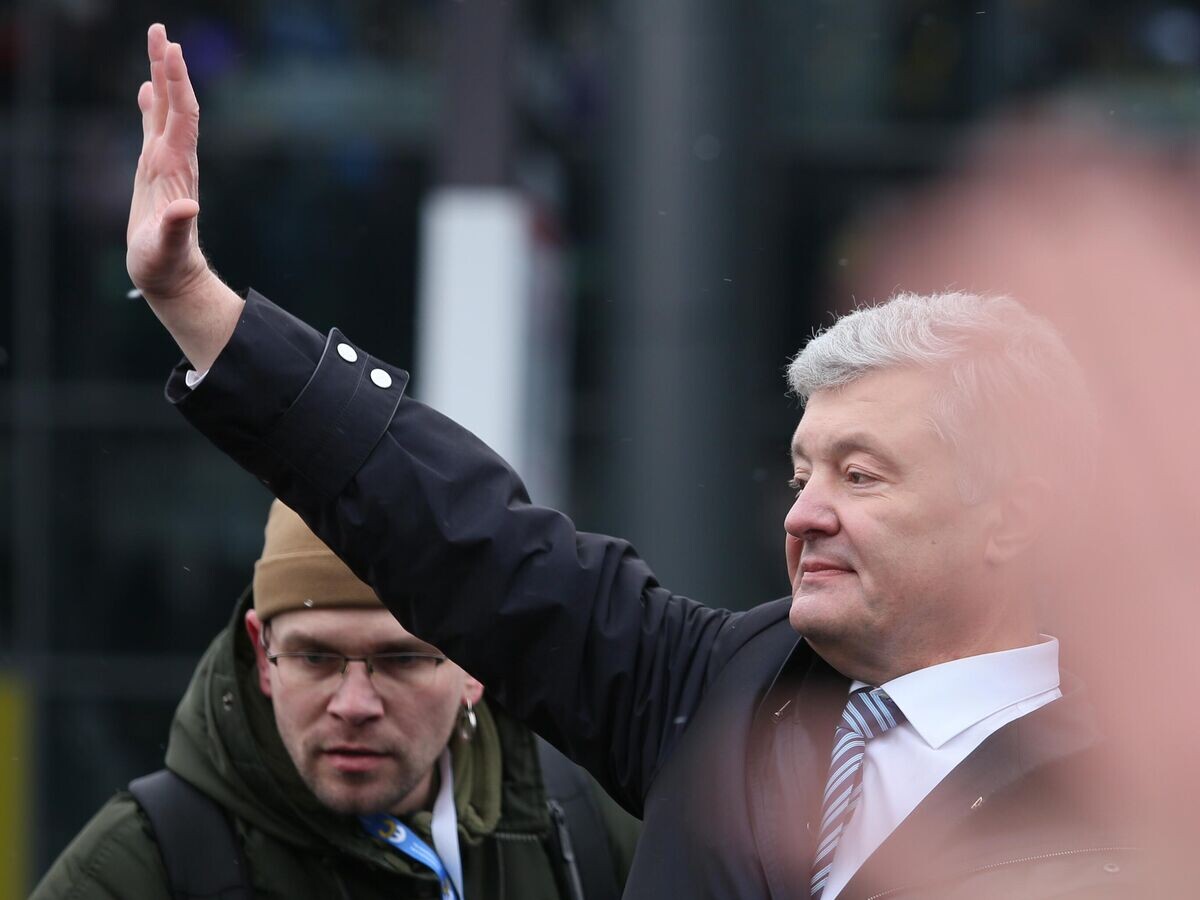    Экс-президент Украины Петр Порошенко в киевском аэропорте "Жуляны"© РИА Новости / Стрингер