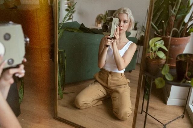    Почему фотографироваться в зеркале — плохая примета?