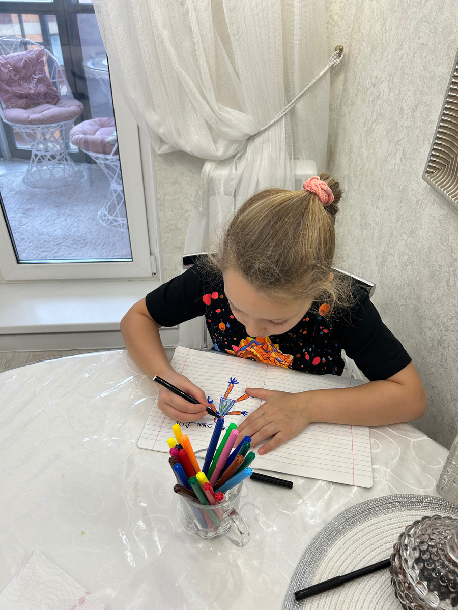 Рисует мой портрет. Не без вдохновения. 