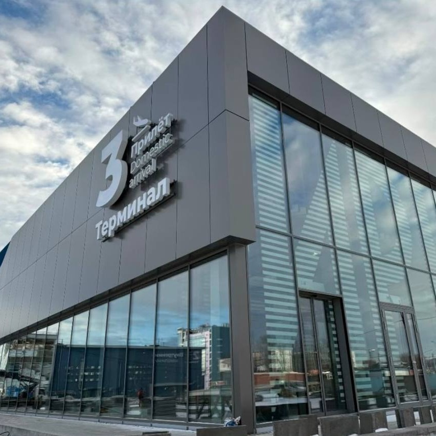 Аэропорт Иркутска поспешил оправдаться за новости о запрете на использование нового терминала. Ранее арбитражный суд региона признал здание капитальным, а не временным, каким оно значится во всех документах. Этот статус предполагает иной порядок ввода в эксплуатацию. Руководство воздушной гавани выступило с разъяснением ситуации.