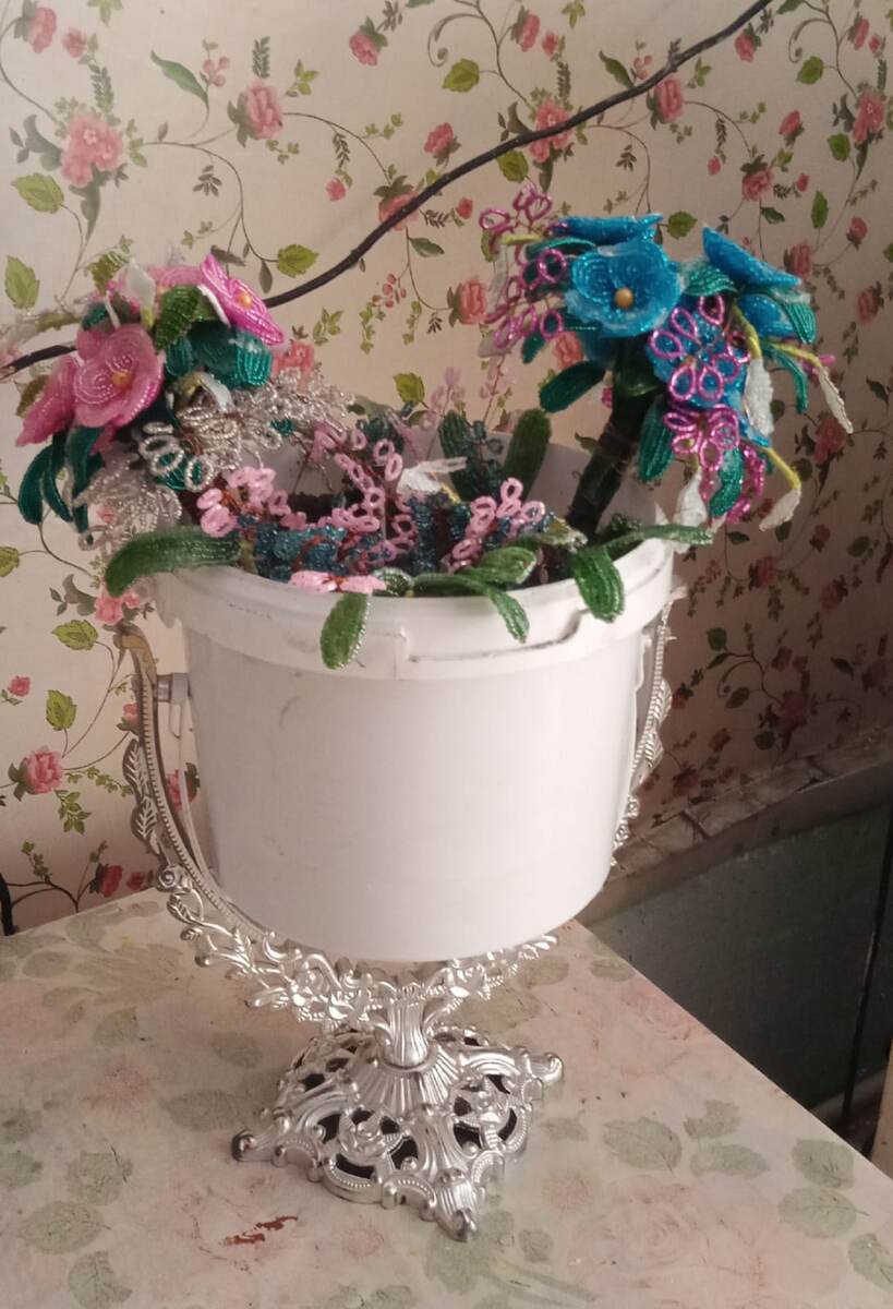 Описание  цветной бисер ., тонкая проволока, цветочный гелий,  цемент , баночка и подставка.