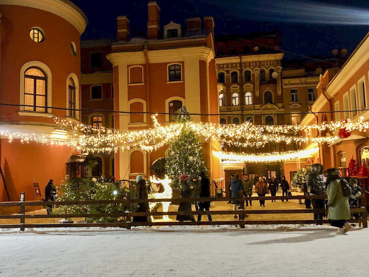 Завершить оформление городских улиц и площадей в Петербурге планируется к 10 декабря.  Фото: Фото: ФедералПресс / Кирилл Конторщиков