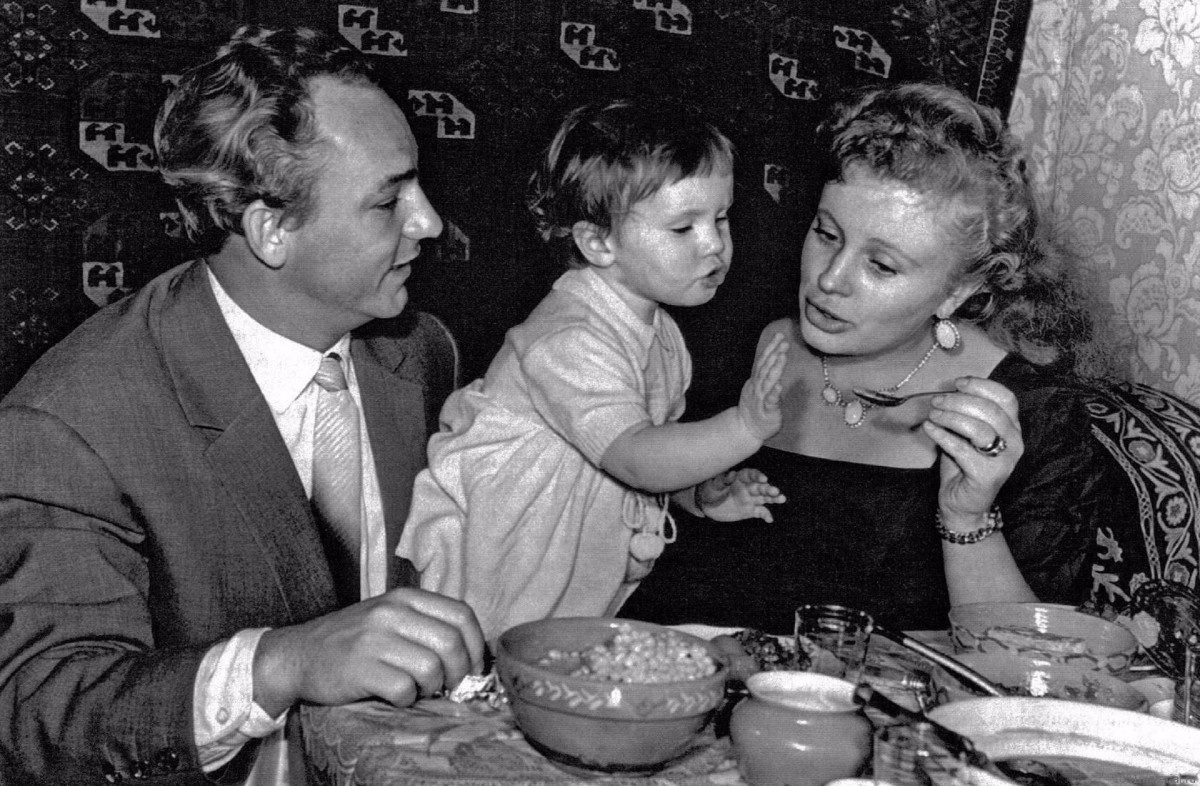 Николай Рыбников и Алла Ларионова с дочерью