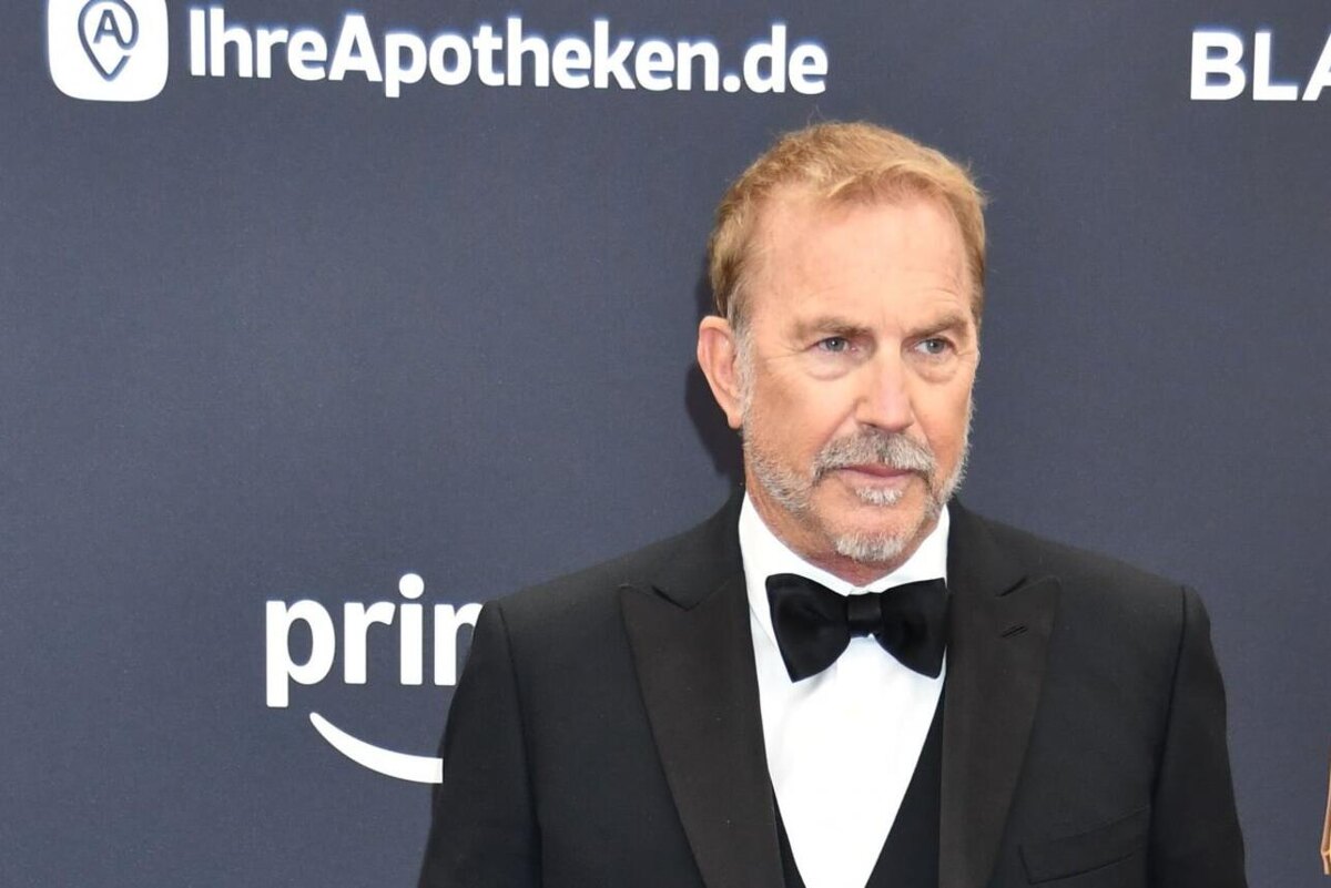    Кевин Костнер вовсю флиртует с девушкой на 40 лет его моложе LEGION-MEDIA