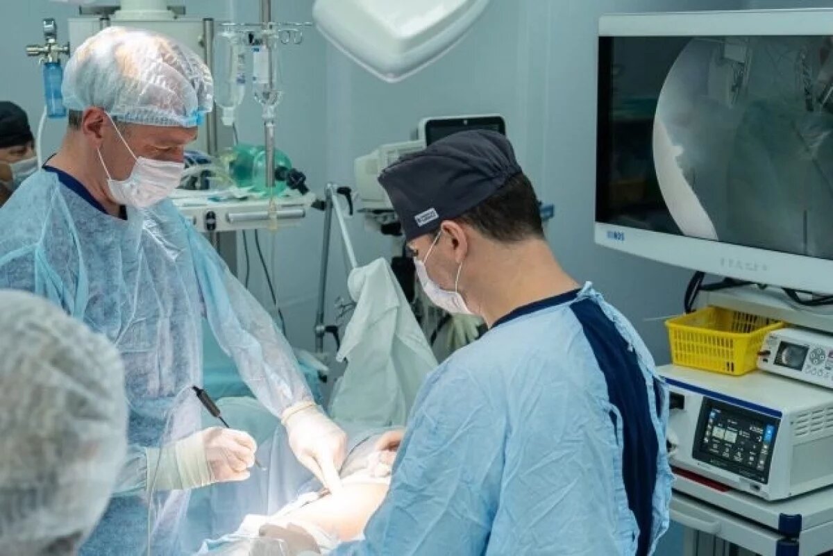    Дырочка в груди вместо разреза.