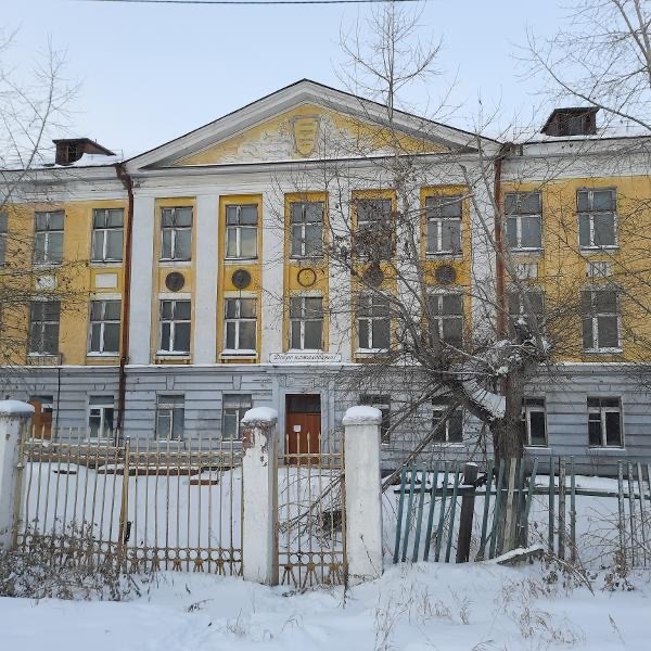 Четырехэтажную бывшую школу в Братске продают за копейки. Здание на улице Школьной площадью более чем в 1700 квадратов отойдет иркутскому бизнесмену Михаилу Шаманскому за 667 тысяч 794 рубля. Постройку выставили на аукцион за миллион и 335 тысяч, но торги шли по схеме понижения стоимости до минимального предела. Это следует из информации на ГИС «Торги».