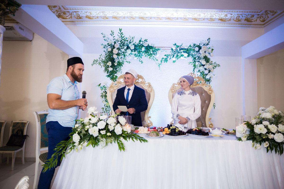 Махди хазрат проводит молодым никах в банкетом зале 