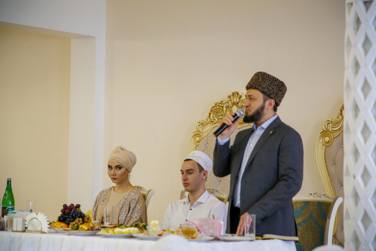 Расим хазрат читает никах молодой паре в банкетном зале 
