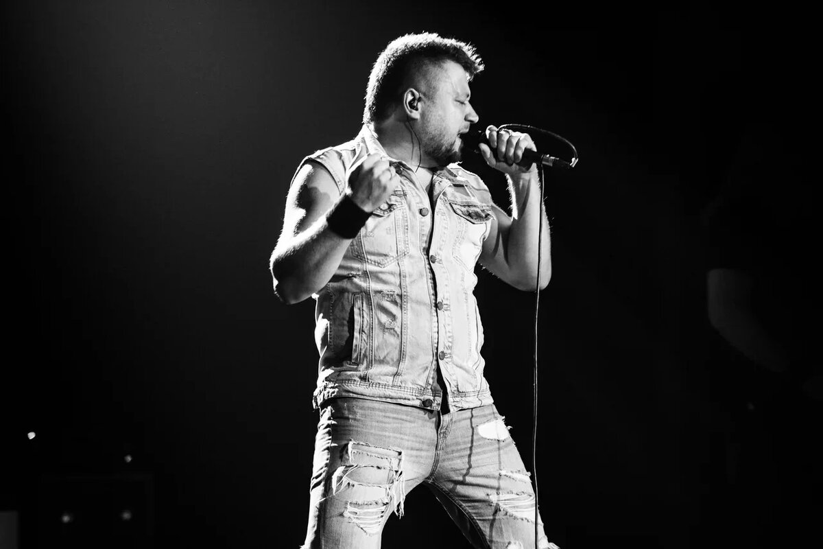 Экс-вокалист "Чёрного Вторника" Максим Коробов. Источник: https://vk.com/photo27173307_457247402