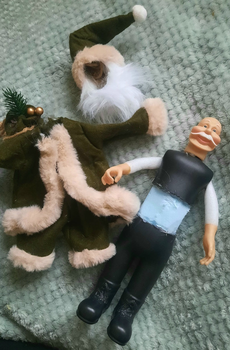 Санта подрос на 4-5 см. Похож на боцмана какого-то)