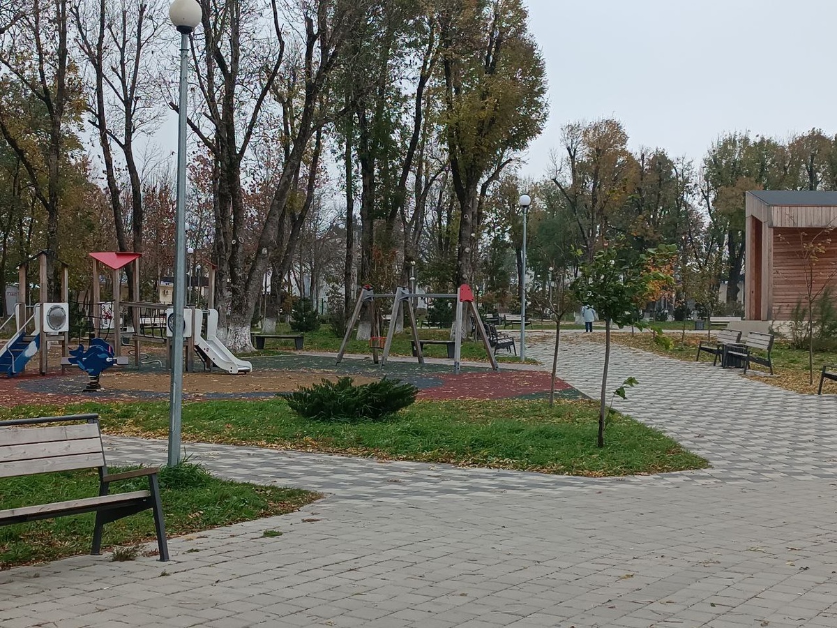 Парк Победы в центре Гостагаевской в середине ноября