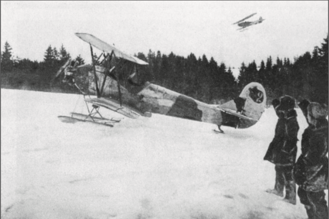 Связные самолеты на боевом аэродроме