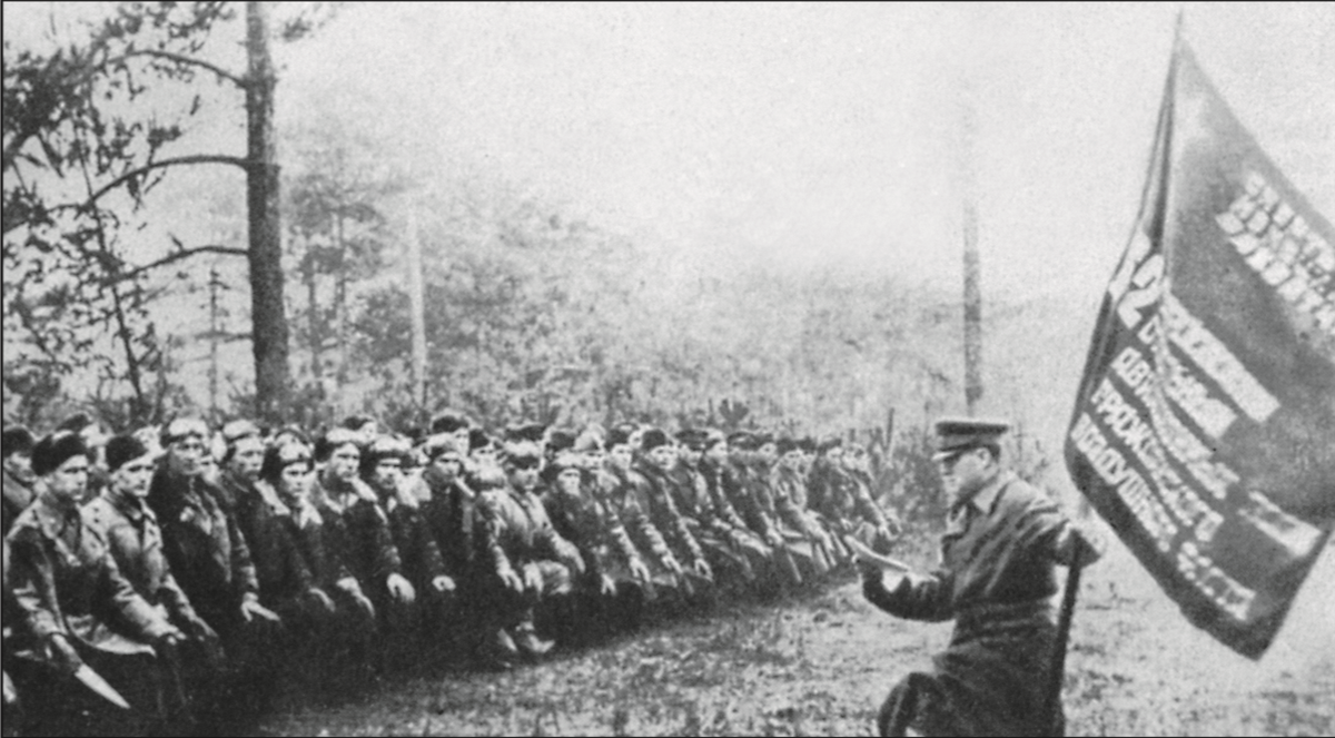 62-й отдельный гвардейский авиаполк ГВФ. Клятва гвардейцев. У знамени командир полка В.М. Трутаев