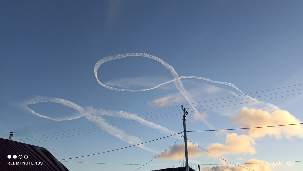 Вот такой рисунок в небе мы увидели. Фото автора.