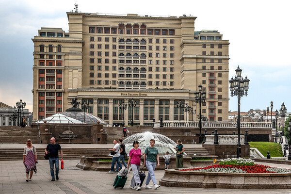 Здание гостиницы Four Seasons Hotel Moscow, 2024 год / Сергей Булкин/ТАСС 