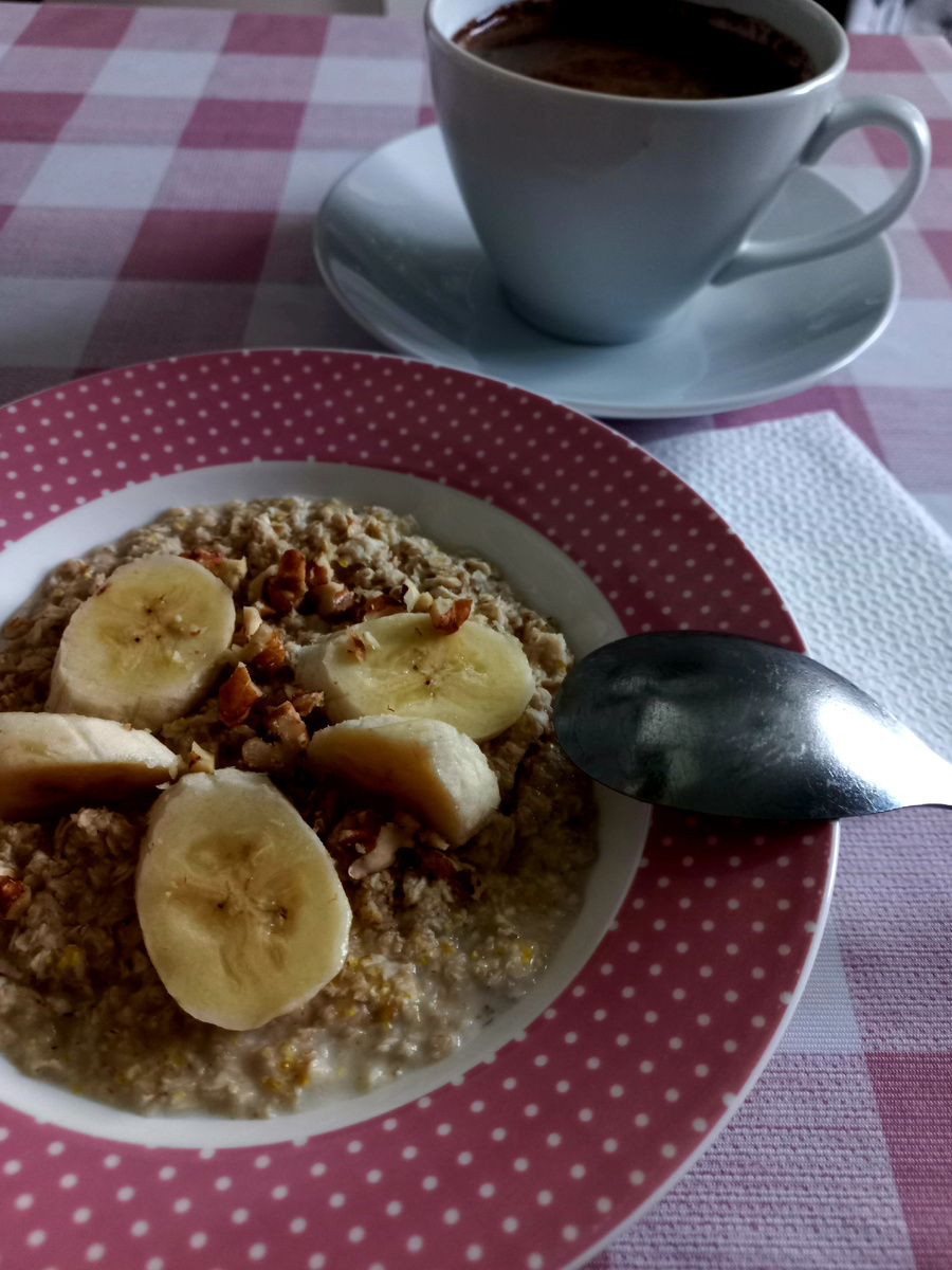 Завтрак . Овсянка с орехами и бананом