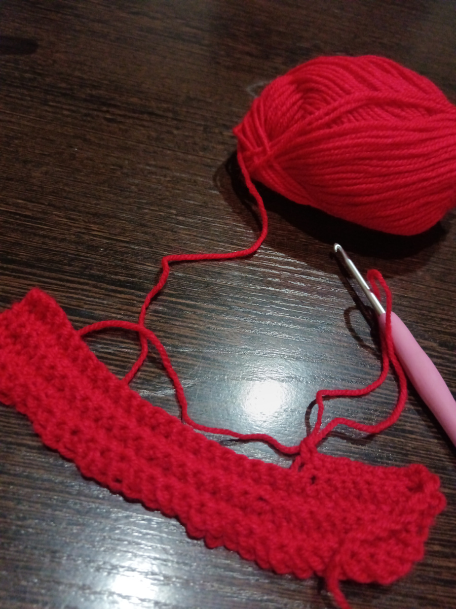Красную пряжу нужно докупать. Этот моток все, что у меня есть