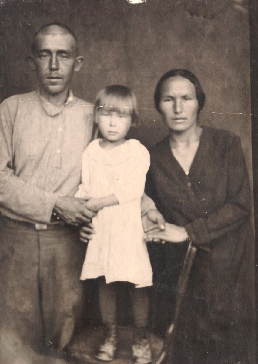 Молодая Матрёна с мужем Василием и дочкой Дусей, моей бабушкой