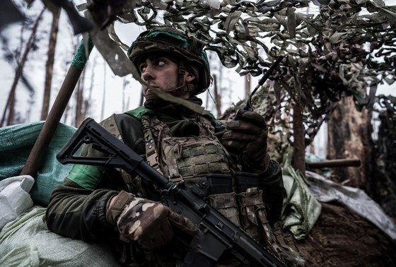    Военнослужащий вооруженных сил Украины в зоне боевых действий