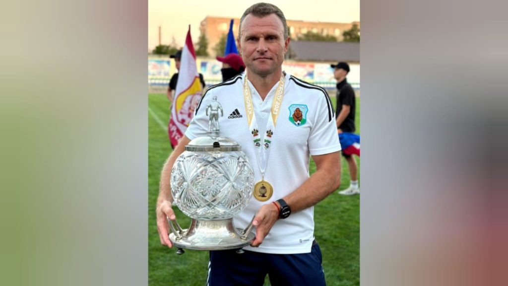    Главный тренер «Руси» Эдуард Филиппов с хрустальным кубком чемпионата края. Фото из личного архива. Владимир Головенко