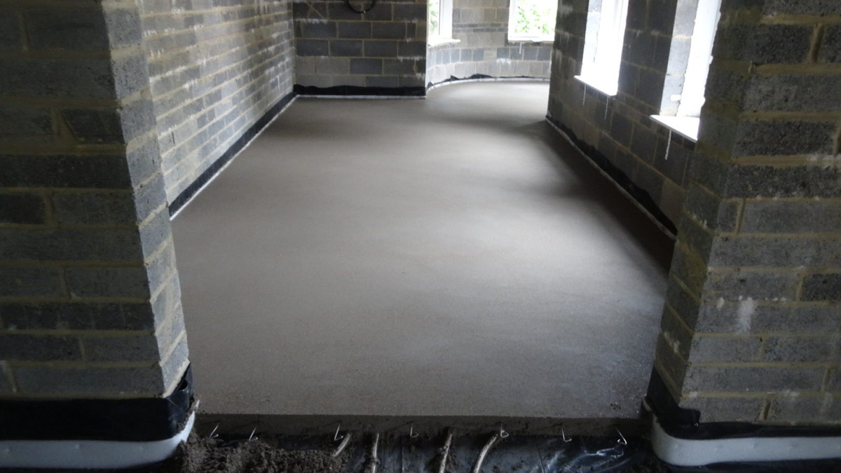 Сохранение влаги в стяжке, обработанной пропиткой для бетона (силером) «Монолит-20М-а».