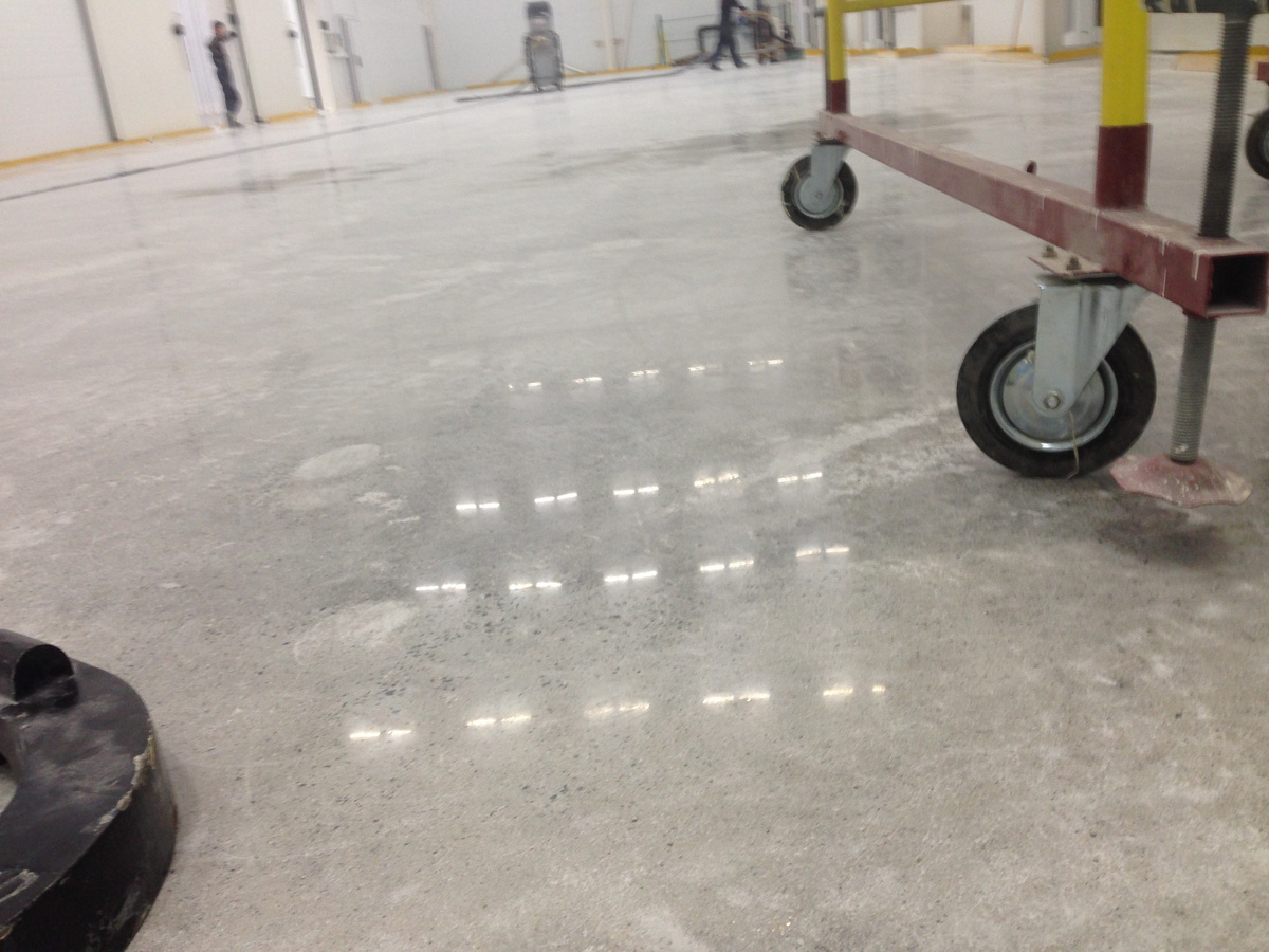 «Залечивание» микротрещин и обеспыливание бетонных полов.