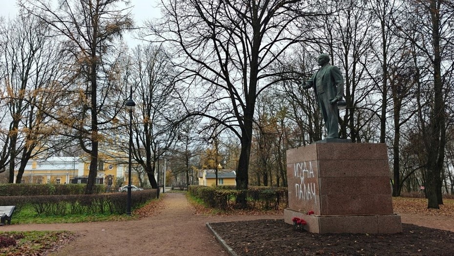    Акт вандализма в парке Красного Села 7 ноября 2024 года Автор фото: vk.com/krasnoe_selo