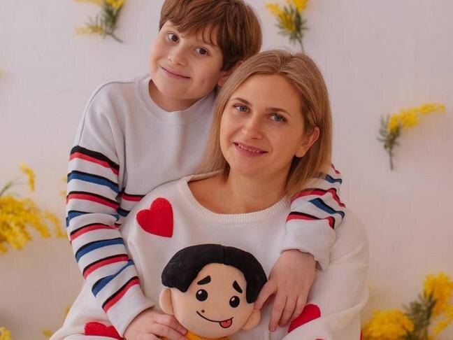 Юлия Суворова воспитывает сына Илью 11 лет, у него аутизм. Мечтает о хорошей пряже для вязания кукол, билете в театр, мастер-классе по живописи, мелировании волос, хочет побывать на Байкале / Фото: из личного архива