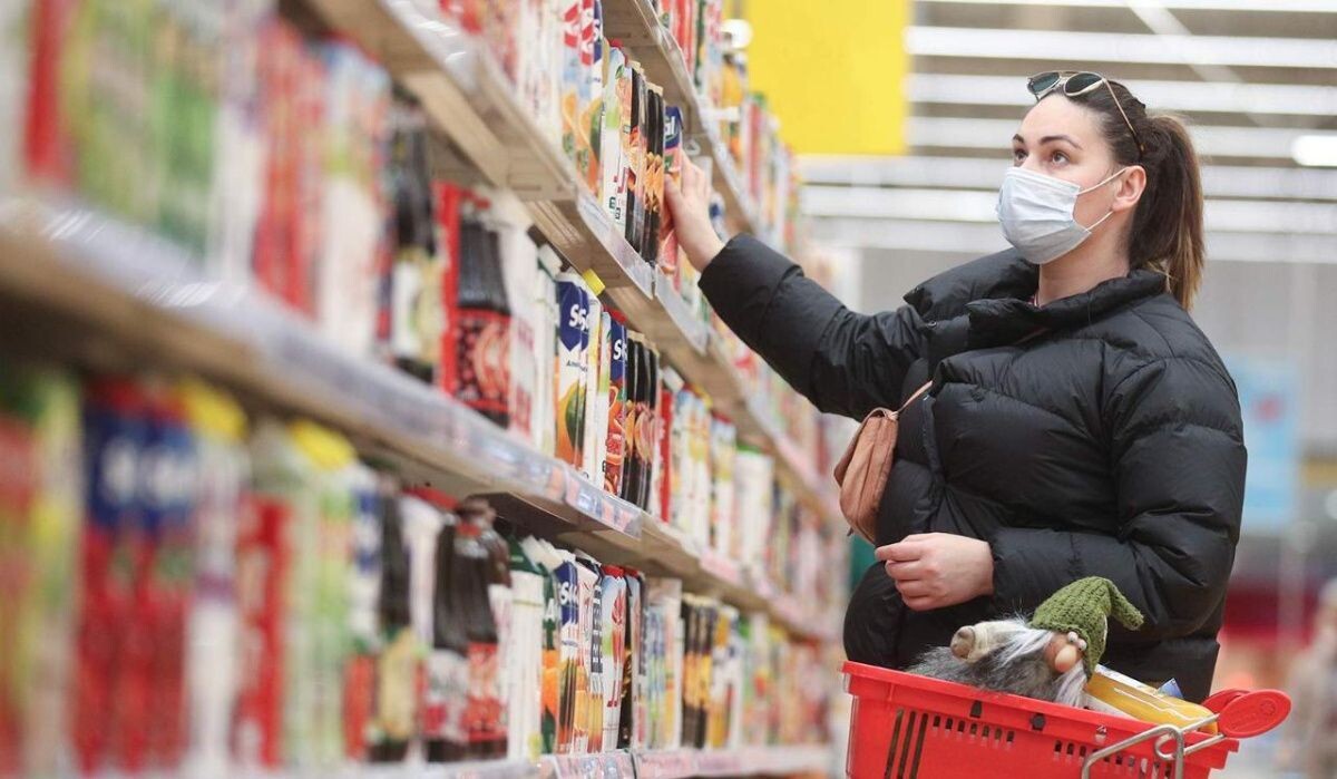     Девушка в магазине. Источник: iz.ru Автор фото: Зураб Джавахадзе