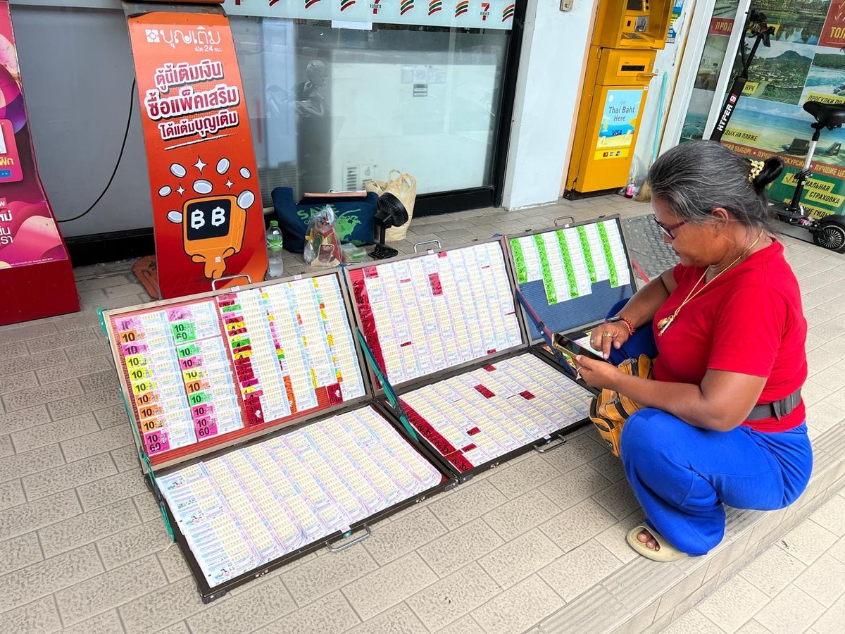 Продажа лотереек на крыльце магазина.