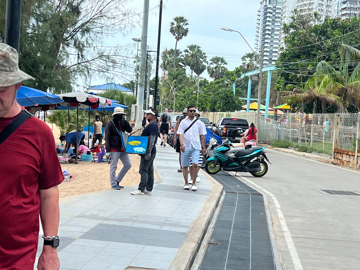 Стоят два "бизнесмена" толкуют о делах. В сумках через плечо лотерейные билеты. Ходят по пляжу-торгуют.