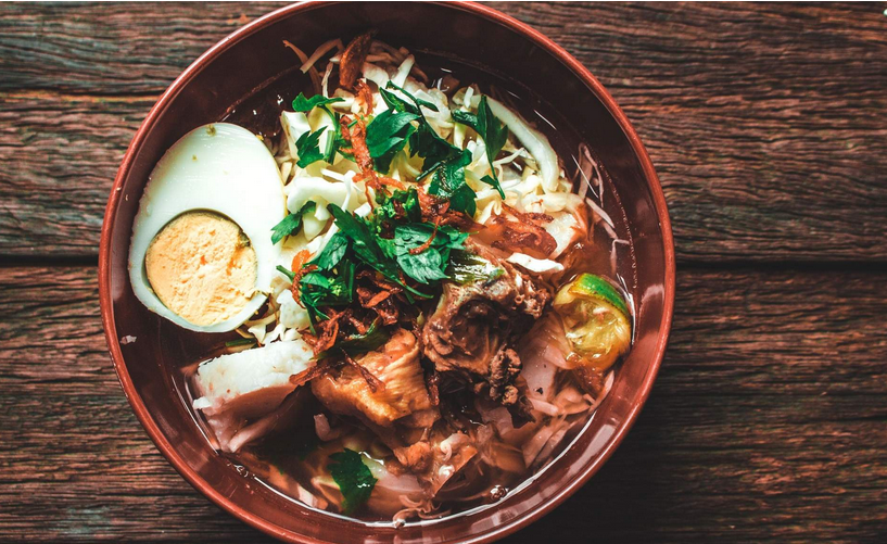 Сото Банджар, традиционный индонезийский куриный суп 