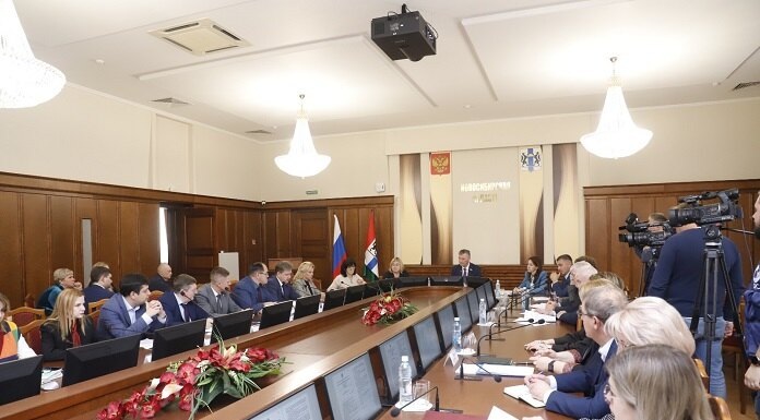    Депутаты транспортного комитета ЗС констатировали вред для городских дорог, который приносит движение по ним большегрузов. Фото пресс-службы Заксобрания Новосибирской области