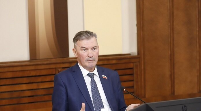    Сергей Титков констатировал, что за сентябрь этого года, по сравнению с аналогичным месяцем прошлого года, область недополучила 300 млн рублей.Фото пресс-службы Заксобрания Новосибирской области