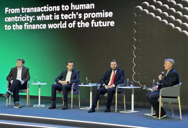 FI Day. Blockchain. На фо­то: пред­се­датель прав­ле­ния Мос­бир­жи Вик­тор Жид­ков (вто­рой сле­ва), за­мес­ти­тель ру­ково­дите­ля ад­ми­нис­тра­ции пре­зиден­та РФ Мак­сим Ореш­кин (тре­тий сле­ва), пре­зидент, пред­се­датель прав­ле­ния Сбер­бан­ка Гер­ман Греф (спра­ва)