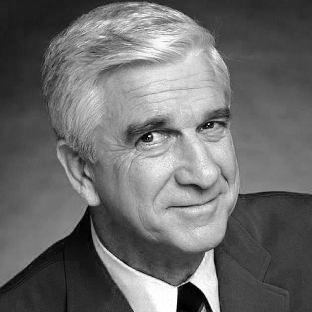 Лесли Нильсен (родился 11 февраля 1926 года, умер 28 ноября 2010 года) - канадский актер, известный своими комедийными ролями и вкладом в жанр пародий. Нильсен начал свою карьеру как актер в серьезных драматических фильмах, но после успеха в роли французского лейтенанта в комедии "Летящий аэроплан!" (1980) он стал известен как комедийный актер.