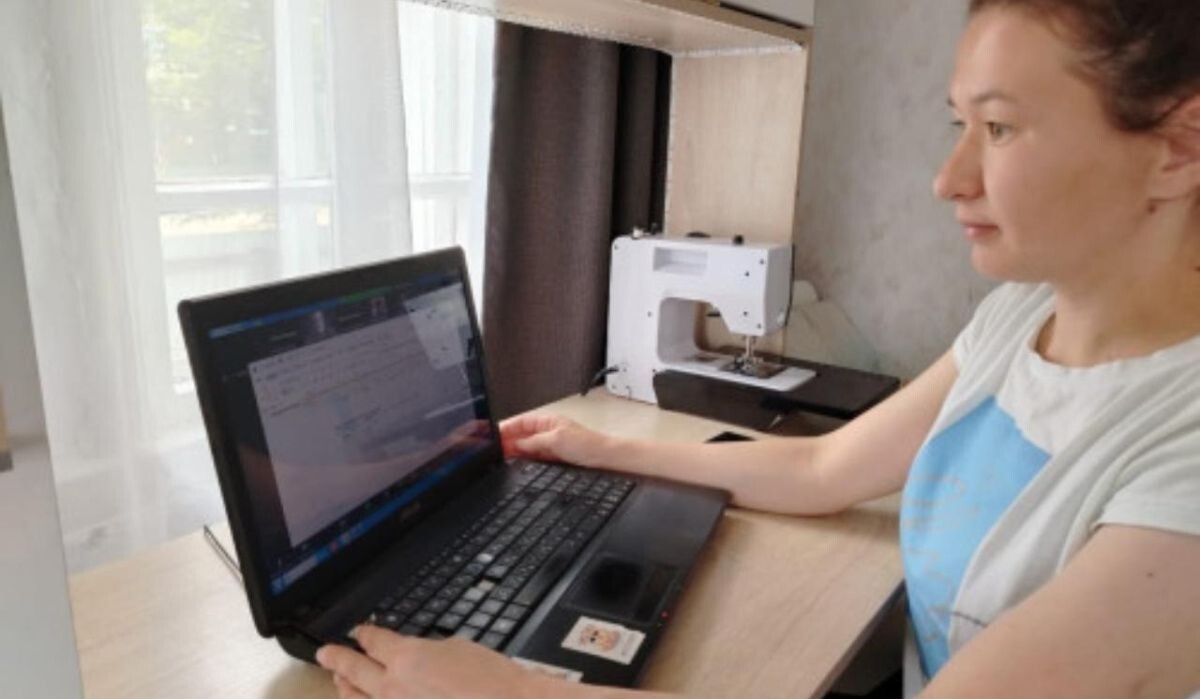     Девушка за ноутбуком. Источник: pravitelstvorb.ru Автор фото: Пресс-служба правительства республики Башкоркостан