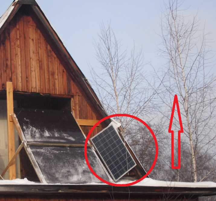 Панель, 100 ватт, выделенная красным закреплена на обычные дверные петли.