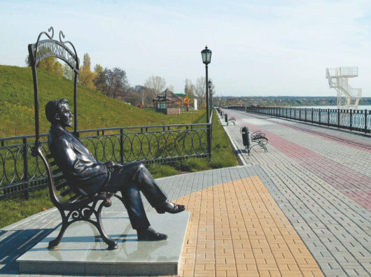    Чеховская набережная в Таганроге летом// фото: topparki.ru