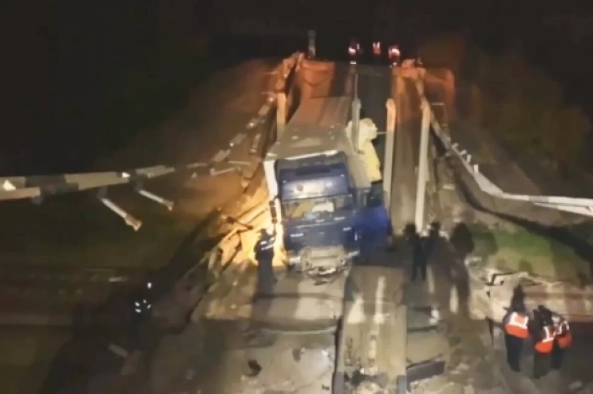    Пострадали водители грузовика и легковушки, один из них находится в тяжёлом состоянии.