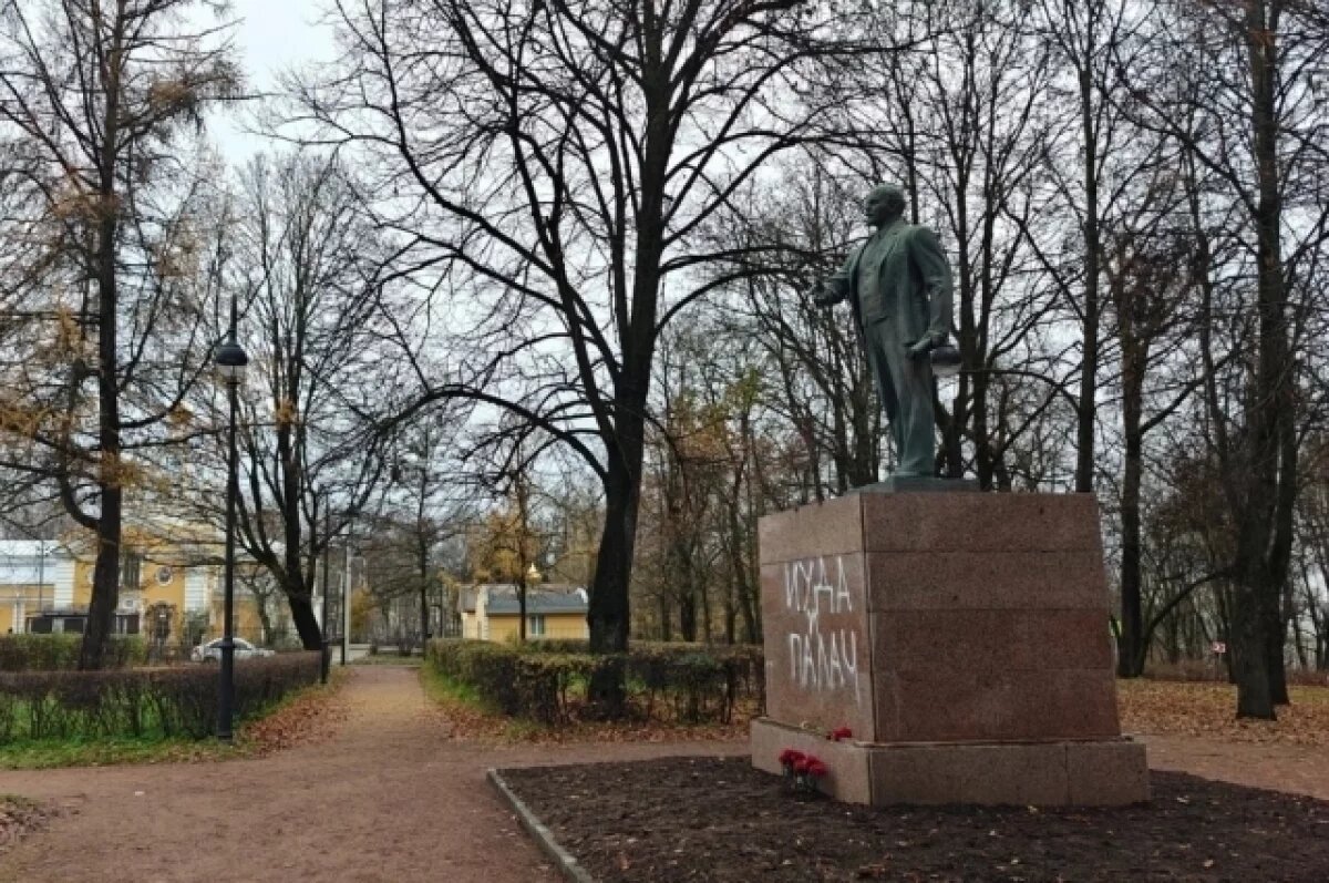    В Петербурге задержали подозреваемого в осквернении памятника Ленину